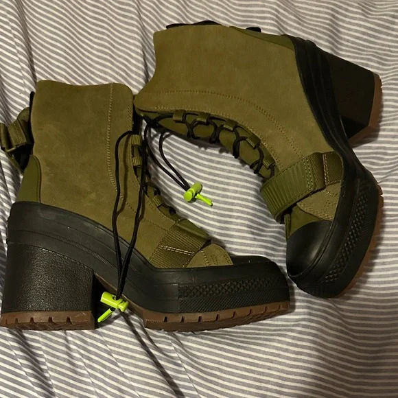 Stylish Olive Lace-Up Platform Boots - Picture 1 of 1